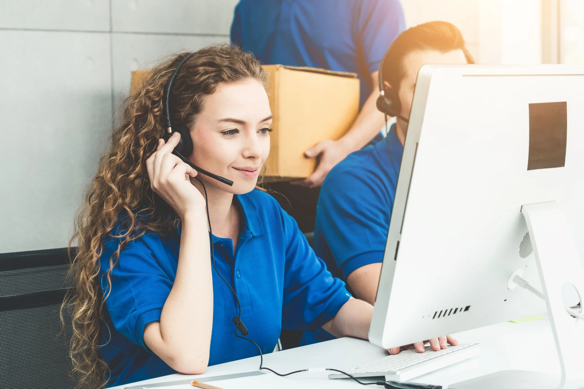 Gens d'affaires utilisant un casque au bureau