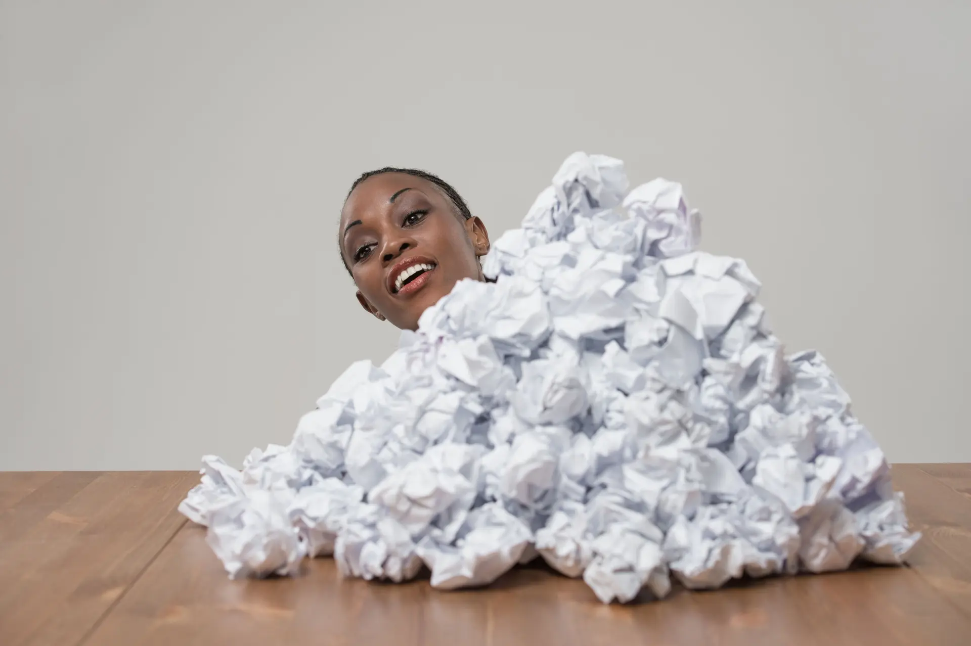 Femme d'affaires africaine avec une pile de documents au lieu de travail